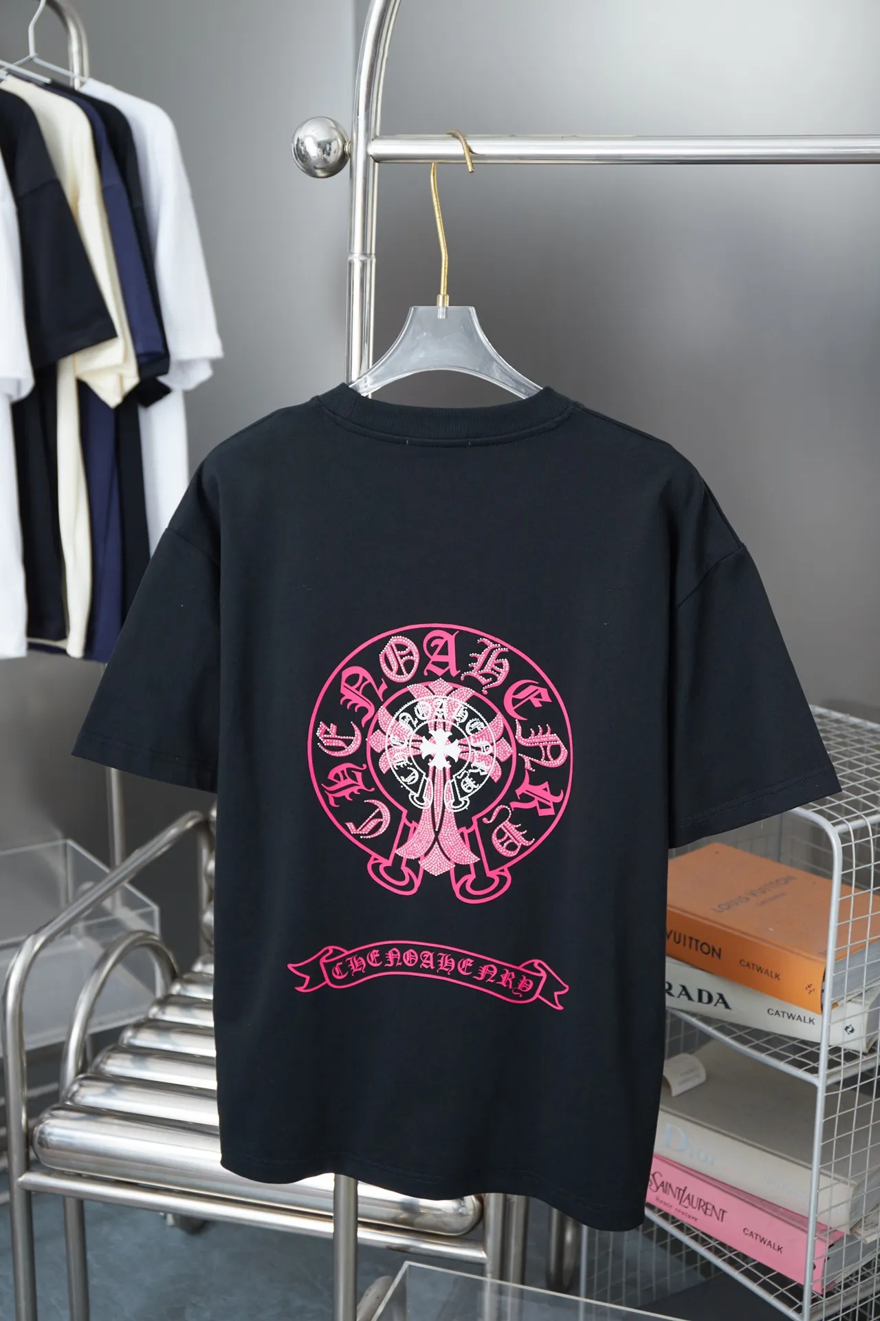 🅿️190 Ch*ome Hearte 25SS early spring new style Crow heart graffiti printed hot diamond short sleeves Light luxury essential item for daily commuting for men and women Correct version Welcome to compare Detailed features · 320g 100% pure cotton double yarn jersey fabric · Custom dyed in the same cylinder, special thickened 32 pieces double-strand 1X1 thread · Digital direct printing ➕Imported Australian pearlescent diamonds · Double needle stitching and cross-stitch technology · Original main mark, washed tag, brand moisture-proof paper packaging Color: black/white/rose red/grey Size: S/M/L/XL